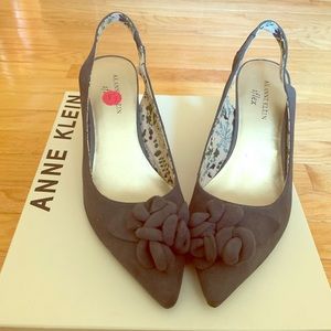 Anne Kline Suede sling back heels NWOT!